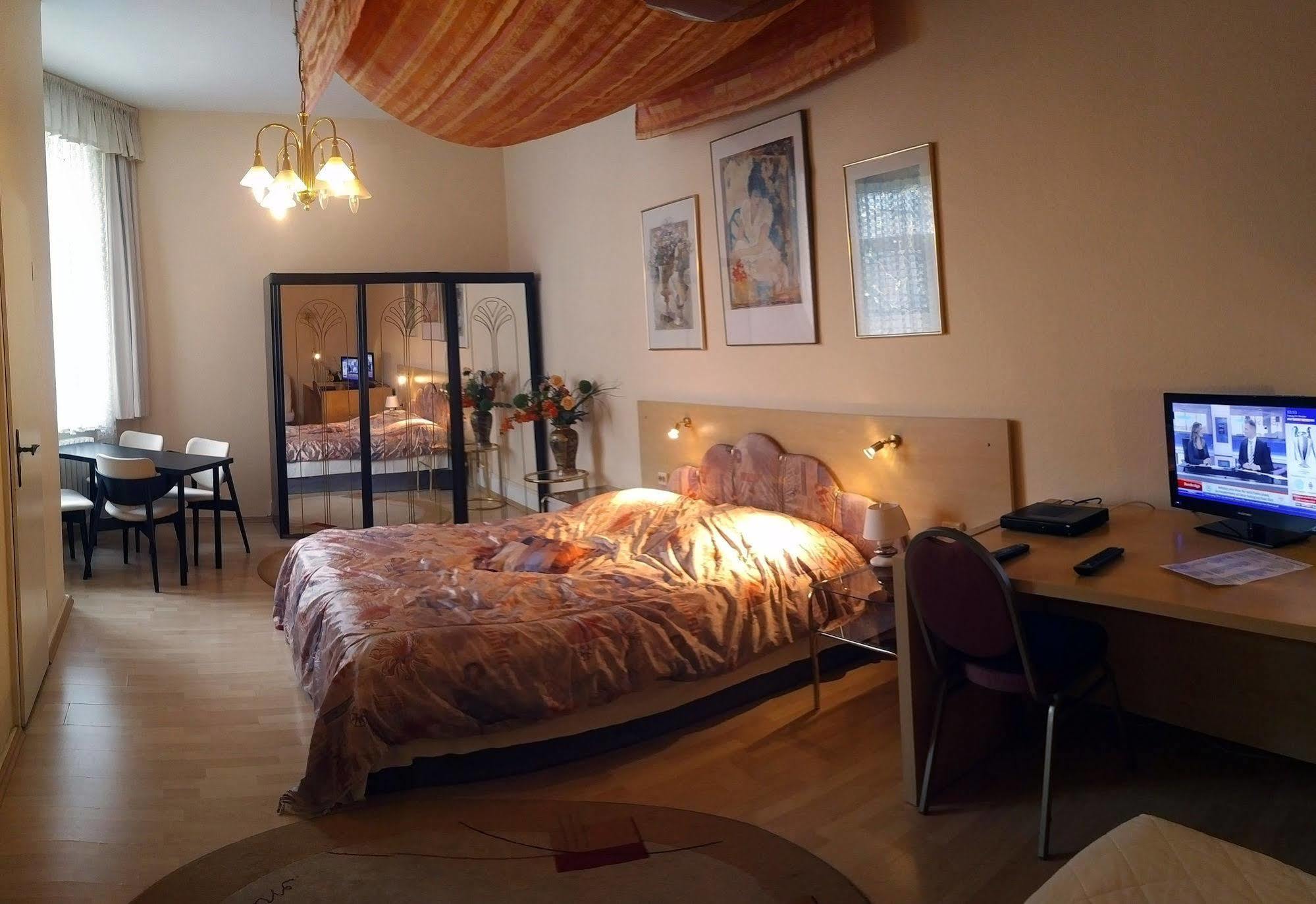 Central Budget Hotel Бонн Экстерьер фото