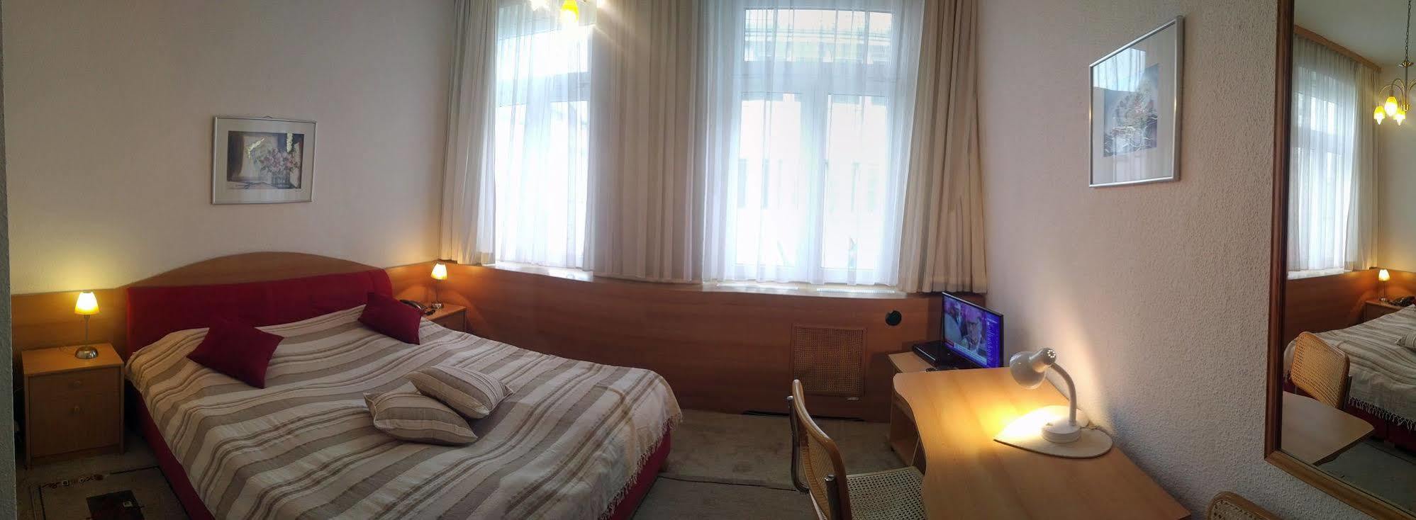 Central Budget Hotel Бонн Экстерьер фото