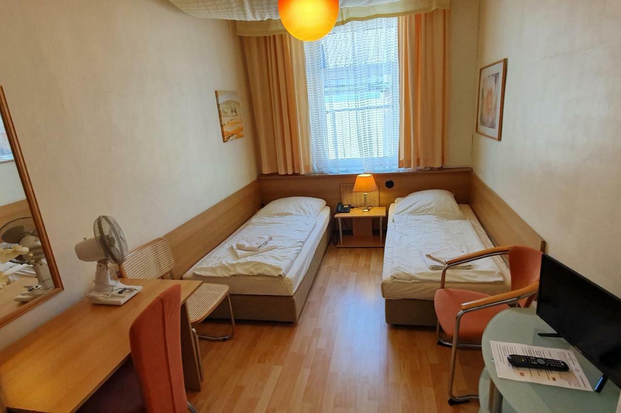 Central Budget Hotel Бонн Экстерьер фото